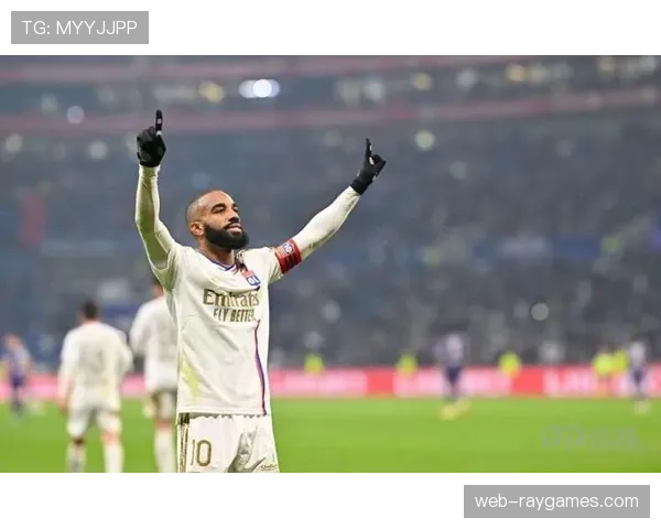 特写：38岁的里昂老将拉卡泽特，其每90分钟跑动数据仍处联赛前锋前列